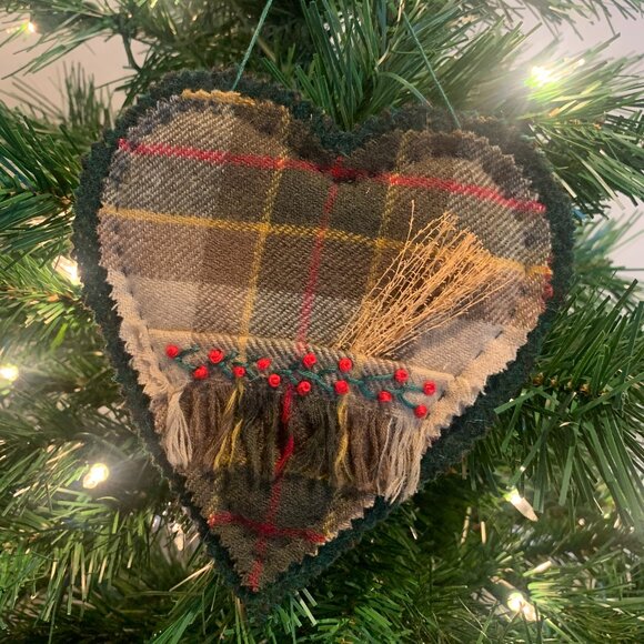 POCKET HEART 100% Wool Christmas Ornament - Picture 1 of 4